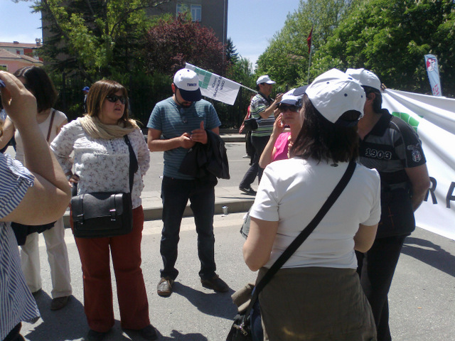 1 MAYIS İŞÇİ BAYRAMINDA ÜLKEMİ VE MESLEĞİMİ SEVİYORUM DİYEN PEYZAJ MİMARLARI ALANDAYDI