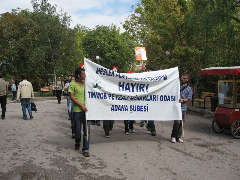 ELLERİNDE KİTAPLARI, TÜRKÜLERİYLE GELDİLER...
