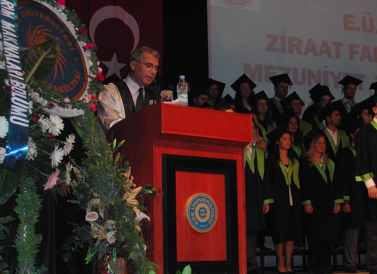 EGE ÜNİVERSİTESİ ZİRAAT FAKÜLTESİ' NDE MEZUNİYET TÖRENİ