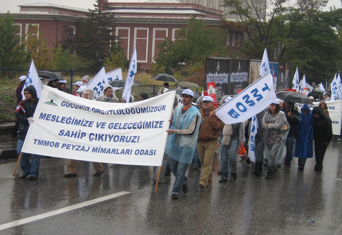 BİNLERCE MÜHENDİS, MİMAR VE ŞEHİR PLANCISI TMMOB MİTİNGİNDE BULUŞTU