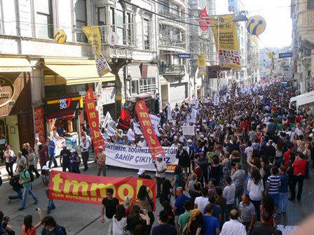 	
İSTANBUL'DA BİNLERCE TMMOB ÜYESİ GEZİ PARKI DİRENİŞE DESTEK İÇİN YÜRÜDÜ