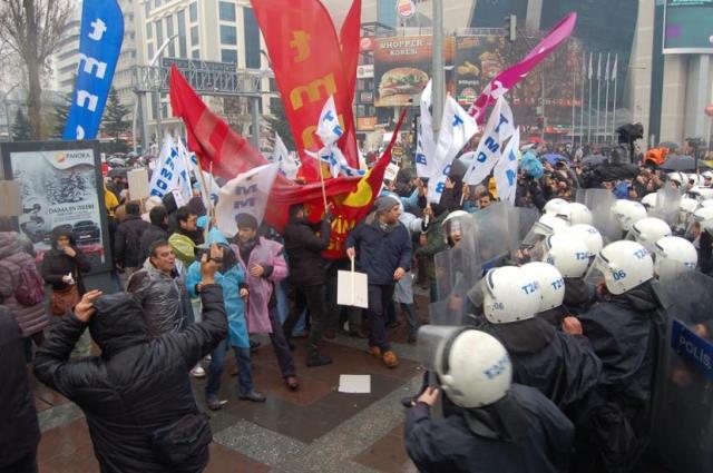 BASIN AÇIKLAMASI YAPMAK İSTEYEN TMMOB ÜYELERİNE POLİS SALDIRDI 