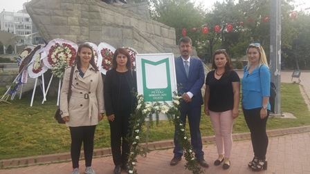 ULUSAL PEYZAJ MİMARLIĞI GÜNÜ ETKİNLİKLERİMİZE ANTALYA CUMHURİYET MEYDANINDA ATATÜRK ANITINA ÇELENK KOYARAK BAŞLADIK
