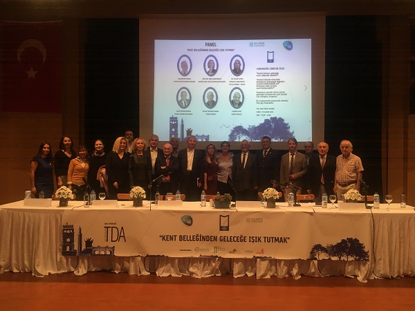 KENT BELLEĞİNDEN GELECEĞE IŞIK TUTMAK KONULU PANEL GERÇEKLEŞTİRİLDİ.