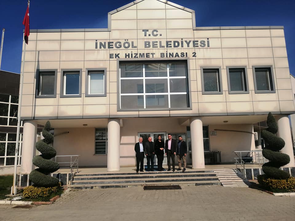 400 YILLIK MEŞE AĞACINI KORUMAK İÇİN KOLLARI SIVADIK.. 