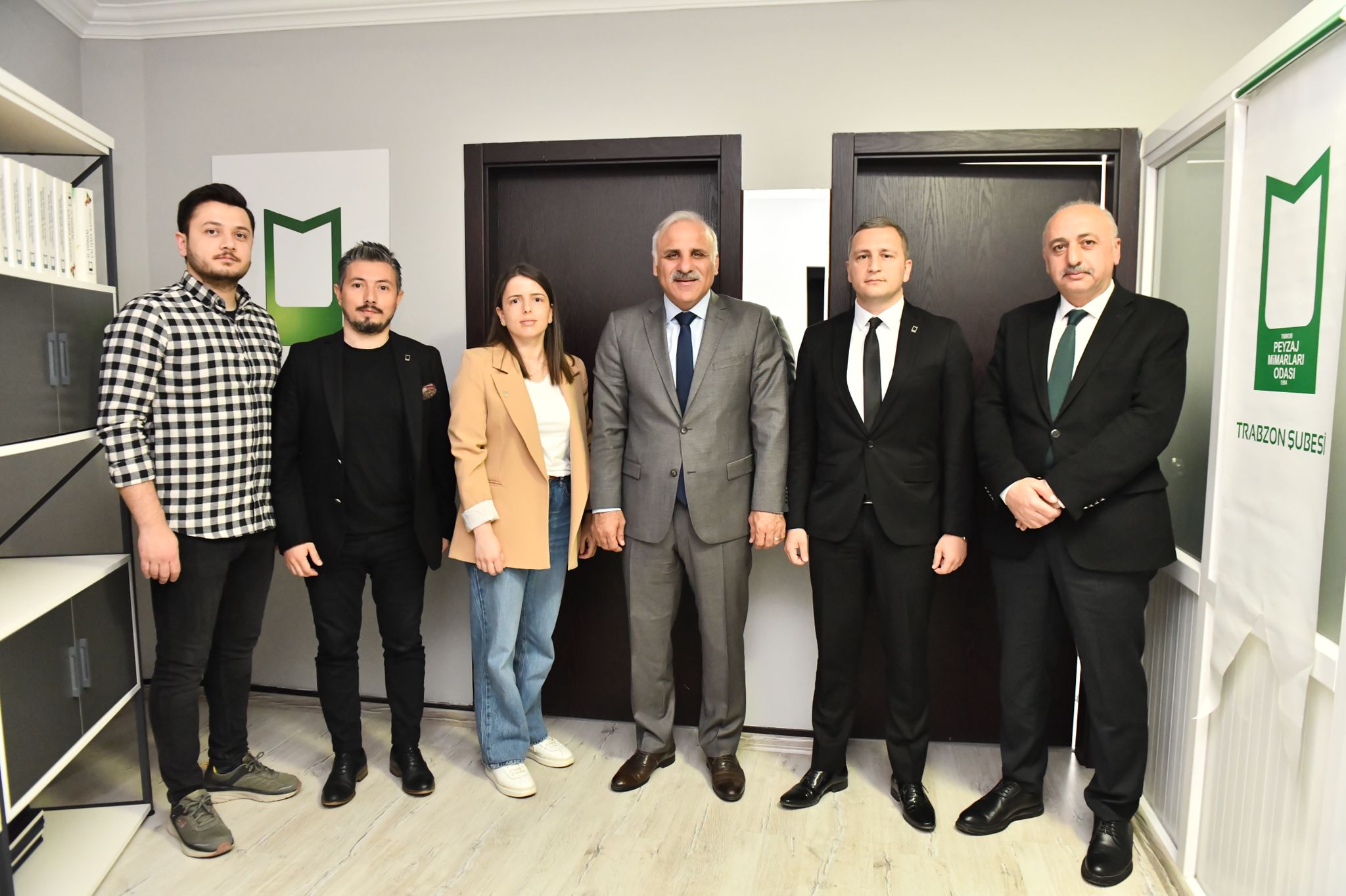 TRABZON BÜYÜKŞEHİR BELEDİYESİ YETKİLİLERİNCE ŞUBEMİZE 13 MAYIS ULUSAL PEYZAJ MİMARLIĞI GÜNÜ KUTLAMA ZİYARETİ GERÇEKLEŞTİRİLDİ.

