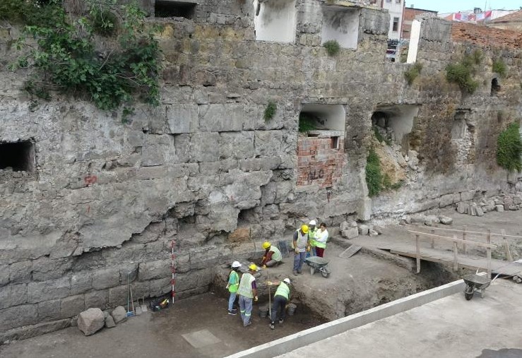 HADRİANUS LİMANI KAZI ÇALIŞMALARI SÜRÜYOR 