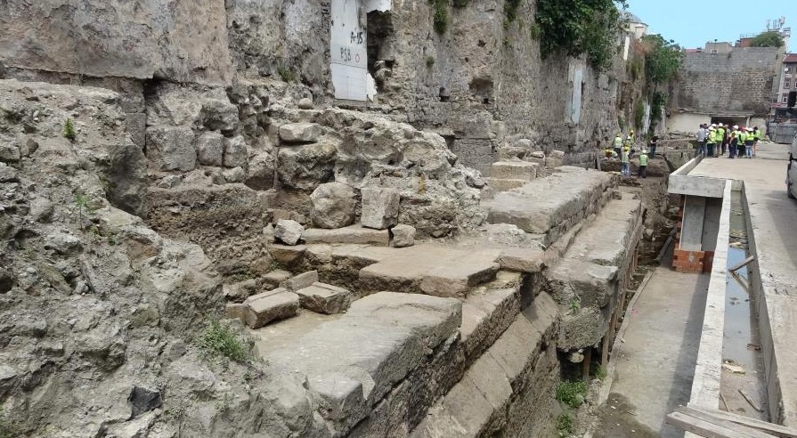 HADRİANUS LİMANI KAZI ÇALIŞMALARI SÜRÜYOR 