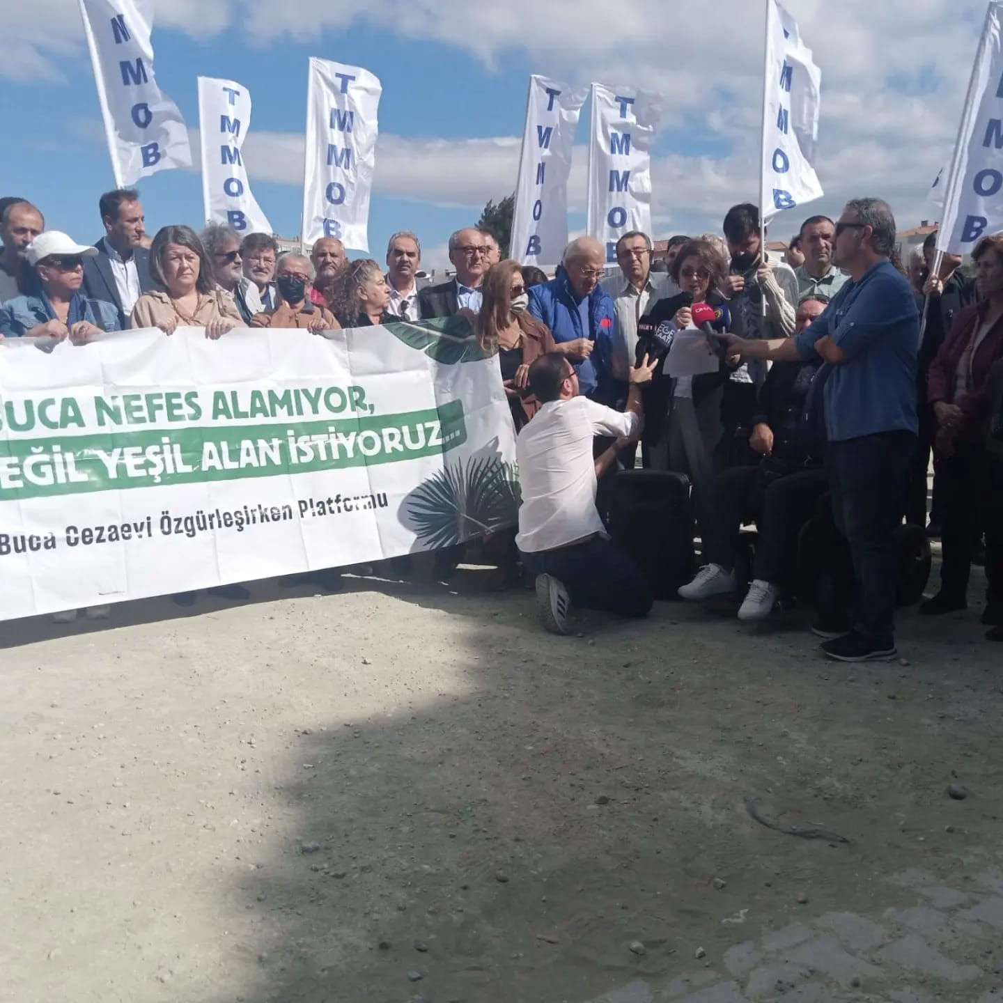 BASIN AÇIKLAMASI | TMMOB İZMİR İL KOORDİNASYON KURULU TARAFINDAN ESKİ BUCA CEZAEVİ ALANINI YENİDEN YAPILAŞMAYA AÇAN PLAN DEĞİŞİKLİKLERİNE İLİŞKİN ALANDA BASIN AÇIKLAMASI GERÇEKLEŞTİRİLDİ