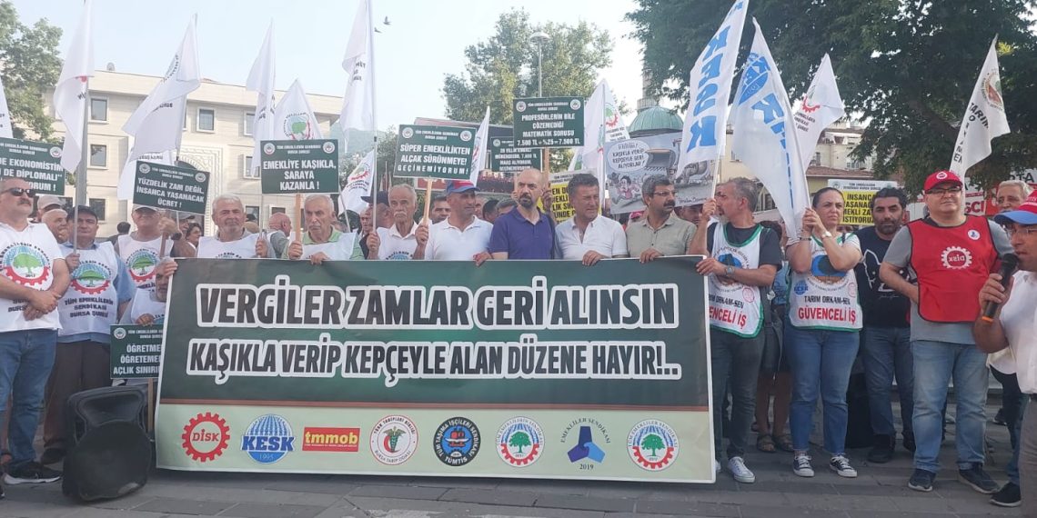 KAMU EMEKÇİLERİ VE SENDİKALAR, VERGİ VE ZAMLARIN GERİ ALINMASI TALEBİ İLE ŞEHREKÜSTÜ MEYDANI'NDA BASIN AÇIKLAMASI DÜZENLEDİ.