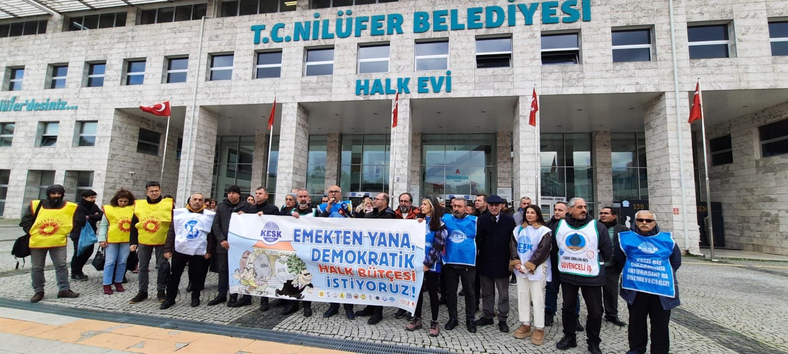BASIN AÇIKLAMASI | KESK BURSA ŞUBELER PLATFORMU "EMEKTEN YANA, DEMOKRATİK HALK BÜTÇESİ İSTİYORUZ!" SLOGANIYLA 2024 YILI BÜTÇESİNE İLİŞKİN BASIN AÇIKLAMASI GERÇEKLEŞTİRİLDİ.