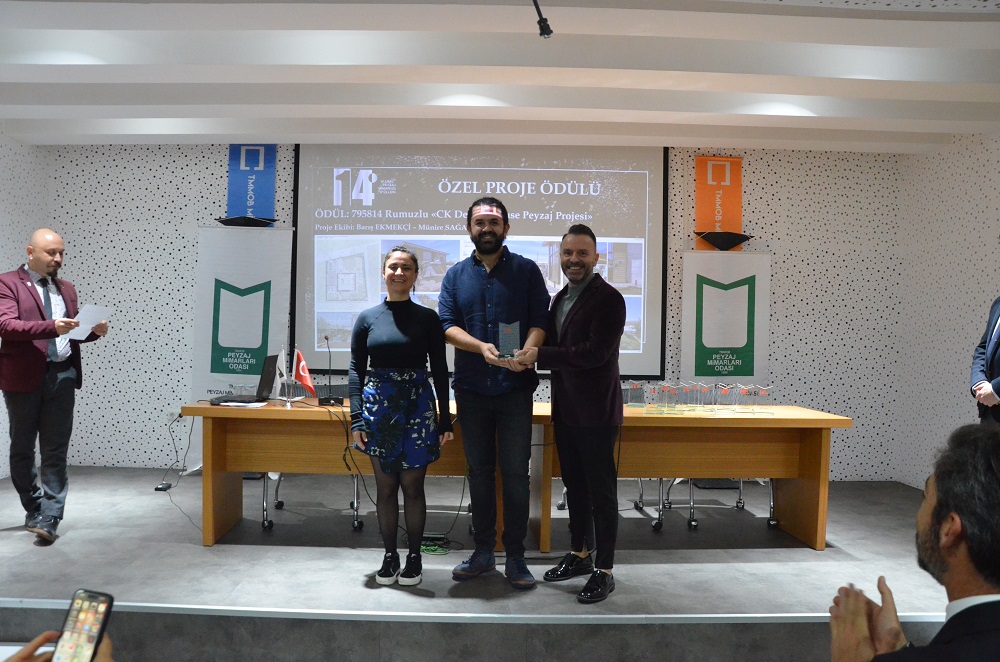 ÖDÜL TÖRENİ VE YILBAŞI KOKTEYLİNDE ÜYELERİMİZLE BİR ARADAYDIK