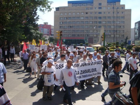 GENEL SAĞLIK SİGORTASI YASASINA KARŞI ADANA'DA YÜRÜYÜŞ VE BASIN AÇIKLAMASI YAPILDI