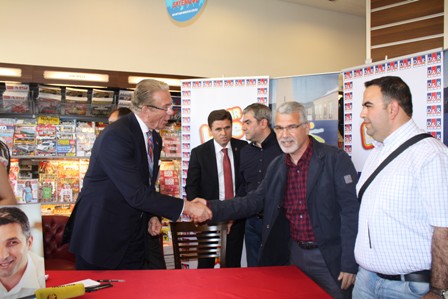 YILMAZ ÖZDİL VE UĞUR DÜNDAR`A TEŞEKKÜR PLAKETİ